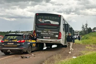 Colisão entre viatura da PRF e ônibus deixa dois policiais feridos na BR-376