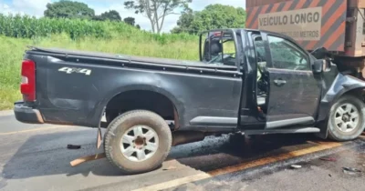 Condutor morre ao bater caminhonete na traseira de carreta em trecho com obras na BR-135