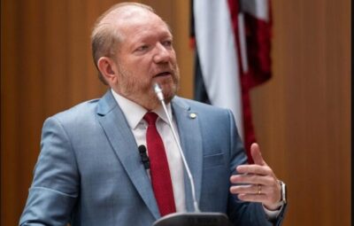 Othelino Neto garante vitória no TRE em ação que questionava seu mandato