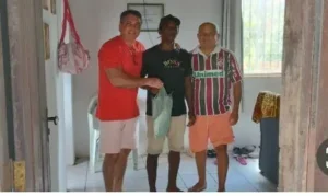 EDUARDO DOMINICI DISTRIBUI CESTAS BÁSICAS E PEIXES A FAMILIAS CARENTES