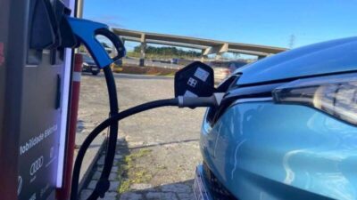 Governo cede a montadoras e limita importação de carros elétricos