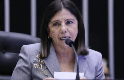 Roseana é exonerada por Brandão e retorna à Câmara; Cutrim volta ao governo