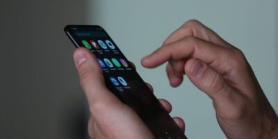 Conectados demais: uso excessivo de celular afeta saúde e relações pessoais