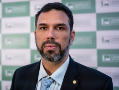 Investigado por suspeita de estupro de vulnerável, deputado Fábio Macedo tenta salvar mandato do filho