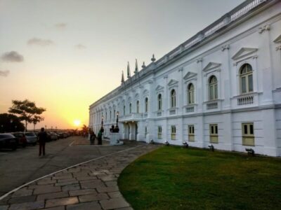 Homem armado invade museu do Palácio dos Leões e é contido por guarda