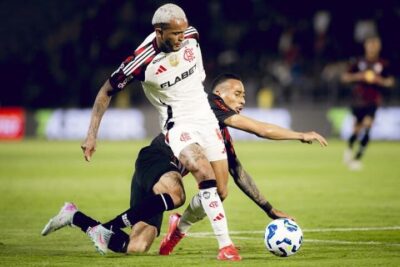 Flamengo vence Bragantino e cola no líder Cruzeiro que empatou com Corinthians