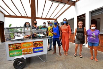 Comerciantes da Praça da Bíblia recebem quiosques e triciclo