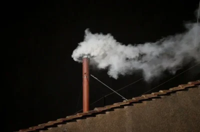 Fumaça branca sai da chaminé da Capela Sistina e novo papa é eleito