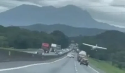Avião monomotor faz pouso forçado na BR-101 em SC; veja o vídeo