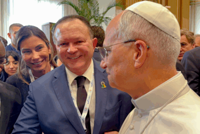 Brandão e a primeira-dama do Maranhão participam de audiência com o papa Leão XIV, no Vaticano