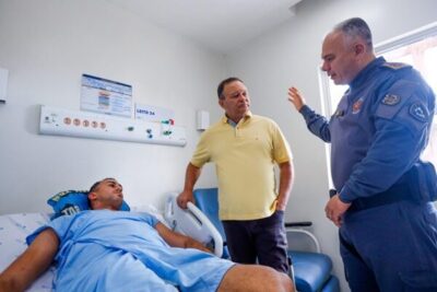Governador Brandão visita policial Jefferson Castelo Branco, que recebeu alta hospitalar após ser baleado