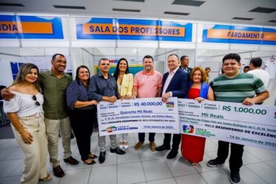 Governo premia professores e escolas que se destacaram em 2024 e entrega equipamentos para ano letivo 2025