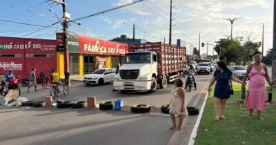 Pais bloqueiam Avenida dos Africanos por mudanças em escola