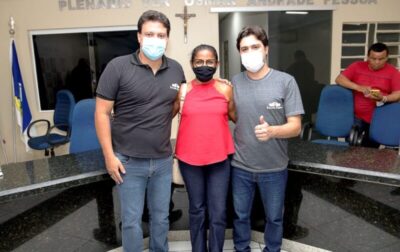 NOVINHA OS IDOSOS DA MELHOR IDADE EM MOVIMENTO RECEBERAM UMA VAN NOVA, FARDAMENTO, KIT ESCOLAR E 02 PROFESSORES.*