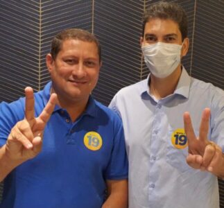 Vereador Marquinhos se abraça ao Banner da prefeitura e deixa a comissão da CPI dos transportes a ver navios.