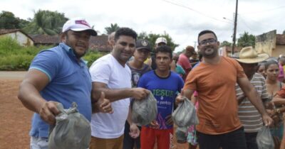 Bem-te-vi Araújo entrega 3.000 kg de peixe para famílias de Lago da Pedra.