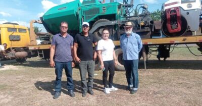 Prefeita Iracy Weba acompanhou hoje(1) a chegada de maquinas e equipamentos para asfaltamento das ruas da cidade