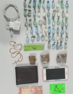 Polícia Militar de Santa Luzia do Paruá prende 02 suspeitos por tráfico de drogas.