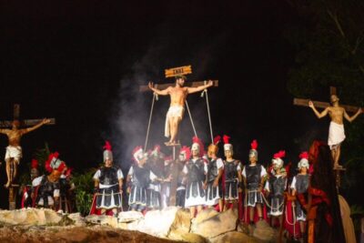 Público se emociona com encenação da Paixão de Cristo em Floriano