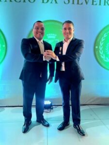 Pinto Itamaraty Filho recebe medalha Simão Estácio da Silveira das mãos do vereador Nato Junior