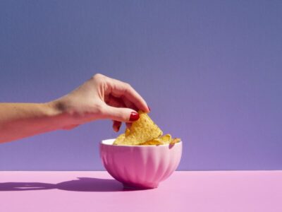 Beliscar o tempo todo realmente prejudica a saúde? Veja os prejuízos e dicas para combater esse hábito