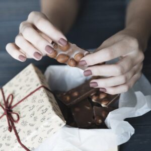 Xô, cáries! Dicas para aproveitar os chocolates sem prejudicar a saúde bucal