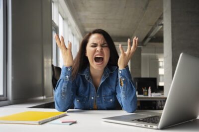 “Morrer de raiva” existe? Entenda como a raiva é um fator de alto risco para doenças cardiovasculares e AVC