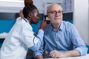 Associação Brasileira de Otorrinolaringologia orienta 7 cuidados para prevenir a perda auditiva