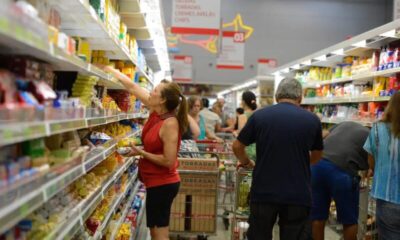 Inflação oficial sobe para 0,56% em outubro, diz IBGE Taxa é maior do que as observadas no mês anterior (0,44%)