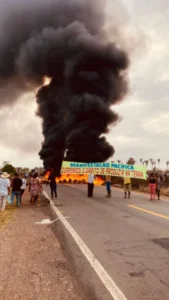 Manifestantes interditam BR-222 próximo a Santa Inês