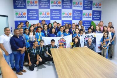 Prefeito Fred Campos recebe alunos classificados para torneio nacional de robótica e garante recursos para etapa em Brasília