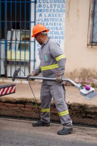 SIMP realiza troca de lâmpadas por LED na Rua 100 e avança na eficientização da iluminação pública