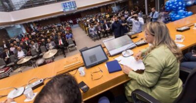 O L Í T I C A Deputada Mical Damasceno destaca sessão solene em defesa da família na Alema A parlame…