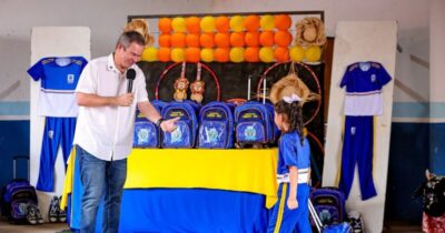 Prefeito Rafael Brito continua entrega de fardamento escolar para alunos da rede municipal
