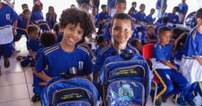 Prefeitura de Timon segue com a entrega de kits de fardamento escolar aos alunos da rede municipal
