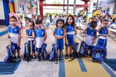 Prefeitura de Timon segue com a entrega de kits de fardamento escolar aos alunos da rede municipal