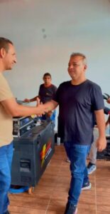 Fred Campos despreza Fernando Feitosa ao evitar um contato visual