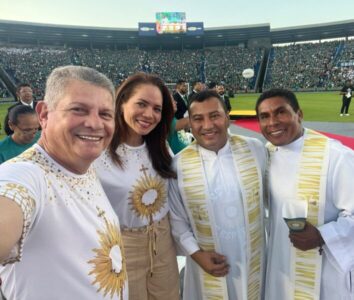 Prefeito Walace Azevedo participa da celebração de Corpus Christi no Castelão ao lado da primeira-dama Natália Azevedo