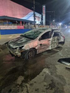 Veículo capota várias na Avenida Guajajaras, em São Luís