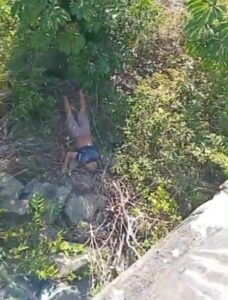 Homem morre após ser atingido por carro e cair de ponte, na BR-402