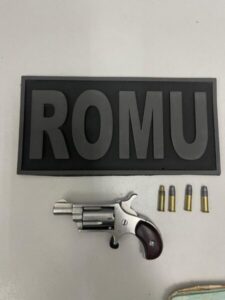 Homem é detido após ameaçar pessoas com arma de fogo