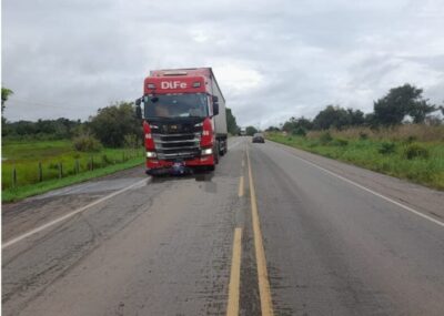 Motociclista cai embaixo de carreta e morre na BR-316