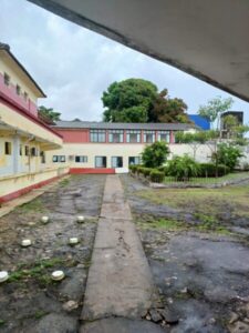 HOSPITAL PRESIDENTE VARGAS! “SAÚDE SE FAZ MISTER”: pacientes reclamam da falta de cobertura para se proteger das chuvas…