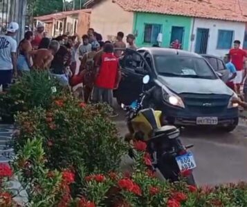 Bandidos invadem barbearia e atiram em várias pessoas que estavam no local