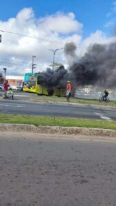 Ônibus pega fogo em São Luís e ninguém se fere; cidade já registra 17 casos em 2025