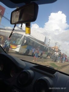 Acidente entre moto e ônibus deixa trânsito lento na Estrada de Ribamar