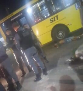 Homem suspeito de assalto a ônibus passa mal e morre em abordagem policial