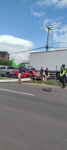 Carro derruba poste em grave acidente, na Avenida dos Holandeses