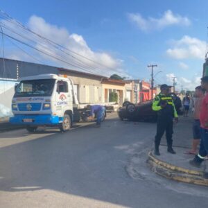 Carro capota após acidente no São Cristóvão