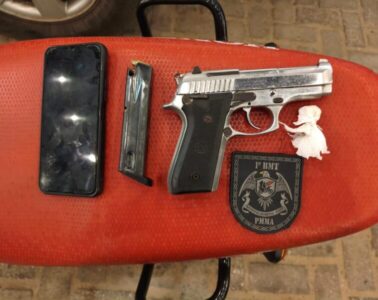 Polícia Militar prende dupla com arma de fogo e droga